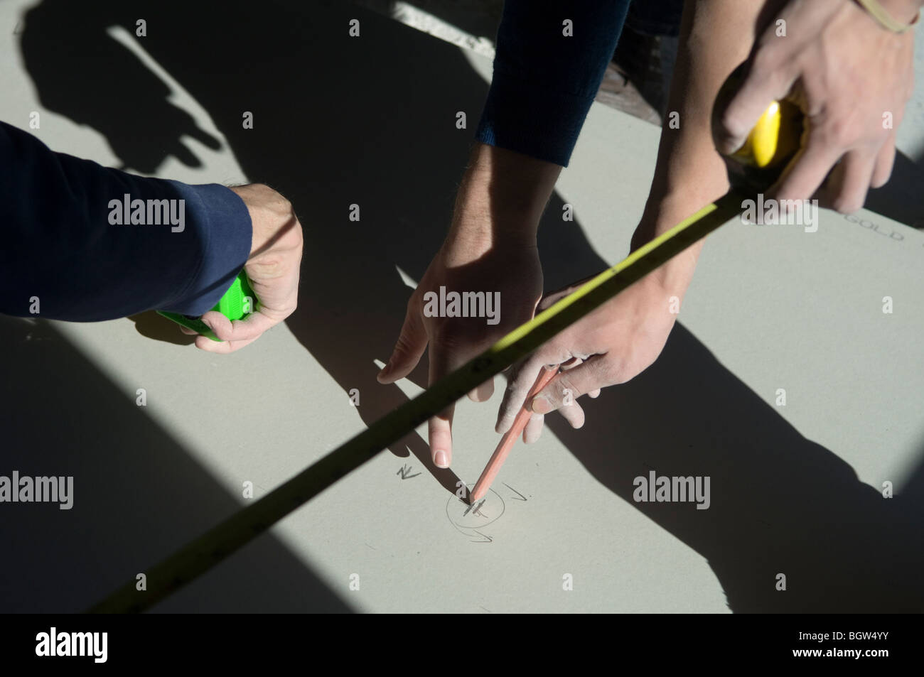 Volontari per l'Habitat per Humanity-New York installare foglio rock nel quartiere di Brooklyn di Bedford Stuyvesant in New York Foto Stock