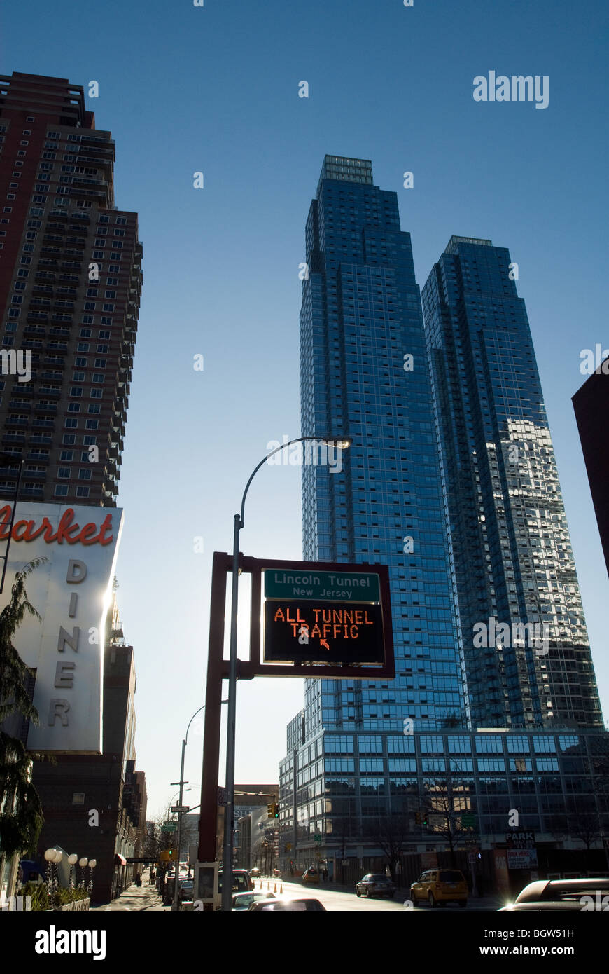 Undicesima Avenue in Hell's Kitchen vicino all'ingresso per il Lincoln Tunnel di New York Foto Stock