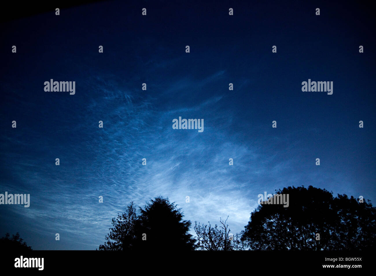 Noctilucent nuvole che sono tipicamente di 50 miglia in alta mesosphere e visto solo nel crepuscolo Foto Stock