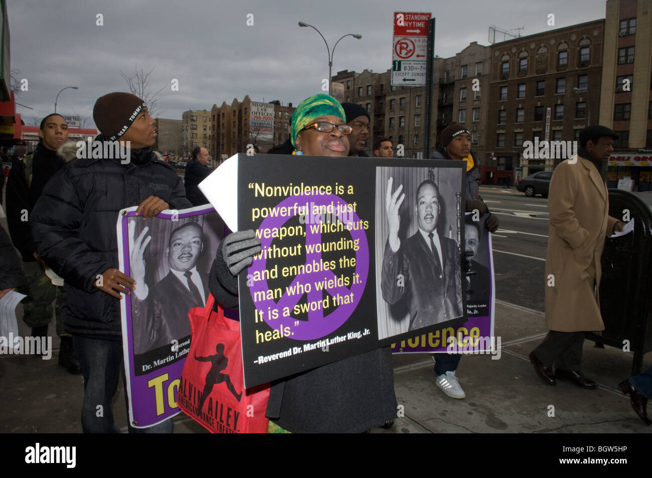 Il MLK marzo per la pace al fine di pistola e violenza giovanile nel Bronx a New York Foto Stock