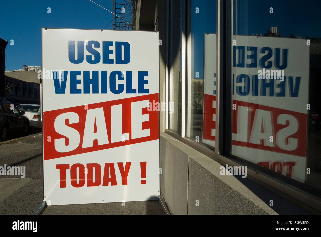 Un auto usate rivenditore pubblicizza la loro vendita in New York Foto Stock