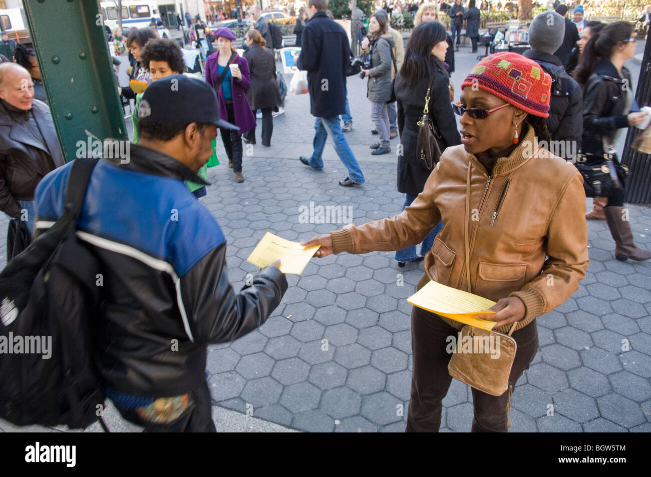 Incoraggiare i volontari passanti in Union Square per inviare un messaggio di testo come una donazione per fornire fondi per aiuti ad Haiti Foto Stock