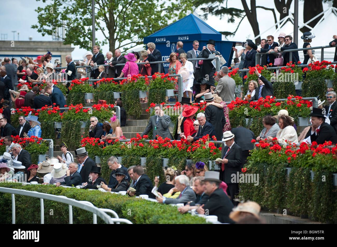 Racegoers intorno alla parade ring at Royal Ascot Foto Stock