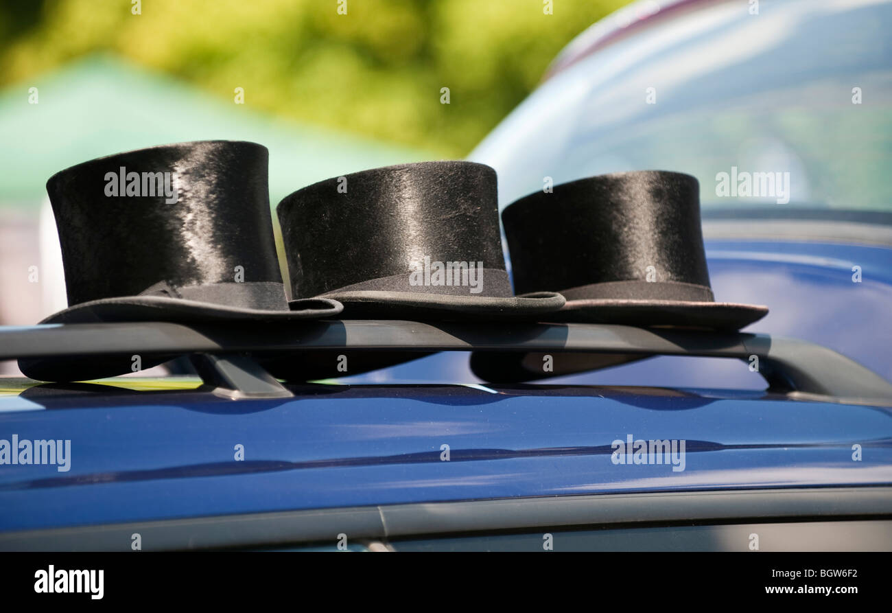 Tre colleghi top cappelli sulla parte superiore di una vettura al Royal Ascot Foto Stock