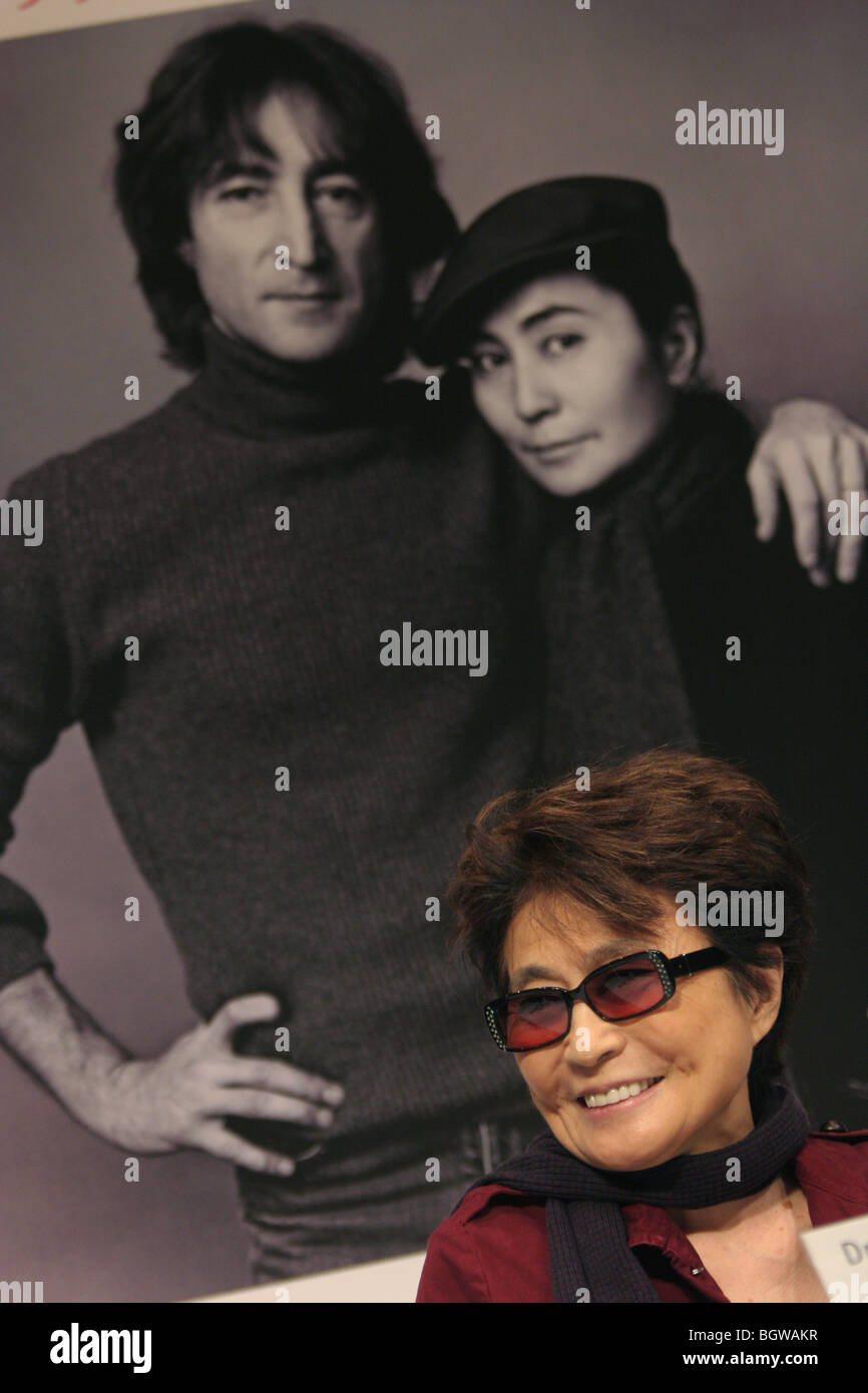 Cantante giapponese, musicista, poeta e artista Yoko Ono, a Tokyo in Giappone nel novembre 2006. Foto Stock