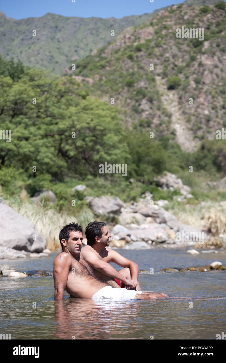 Un paio di turisti rinfrescante in un fiume in Nogoli, San Luis, Argentina Foto Stock