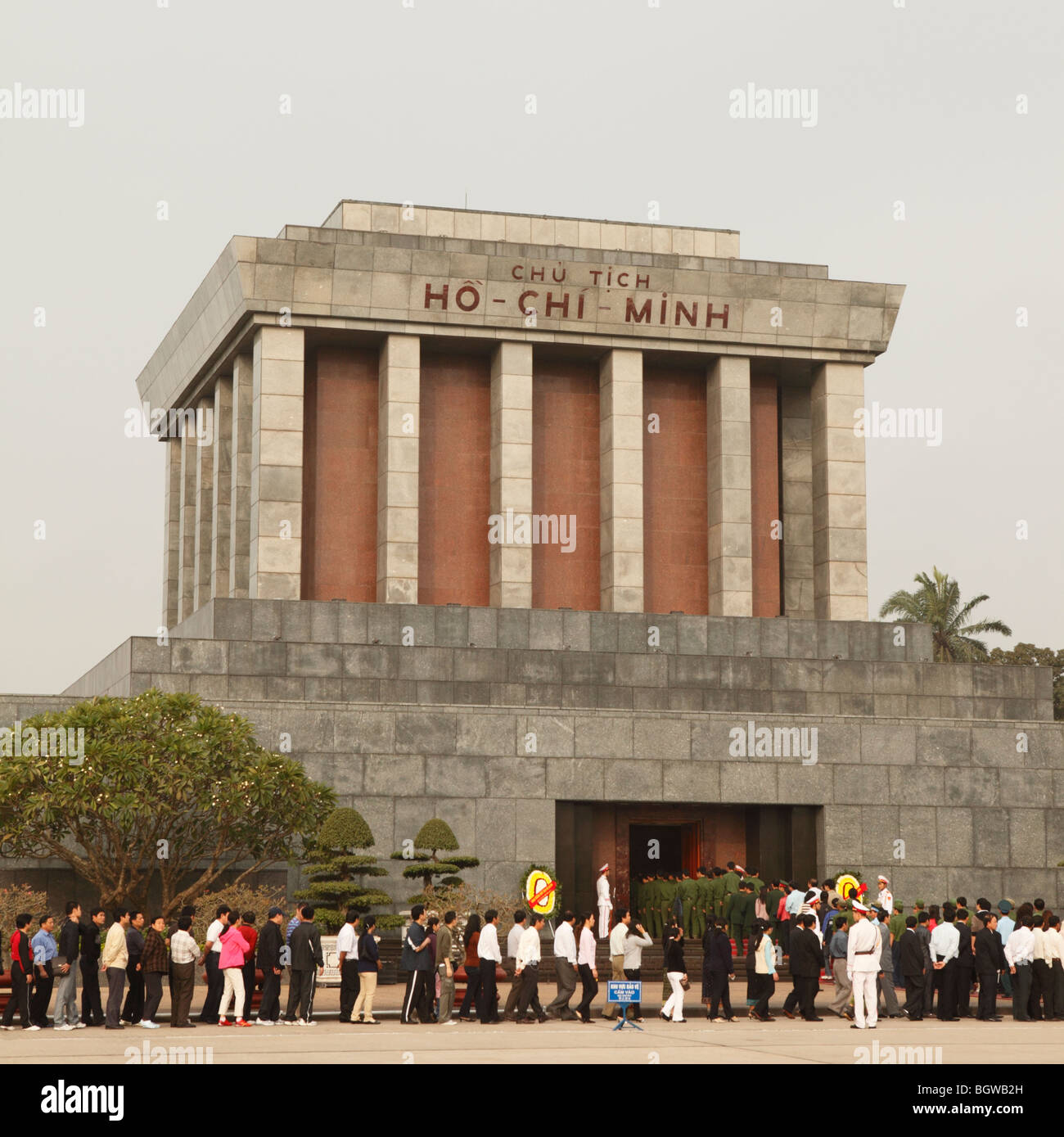 Linea di visitatori fino a immettere il Mausoleo di Ho Chi Minh, Hanoi, Vietnam Foto Stock