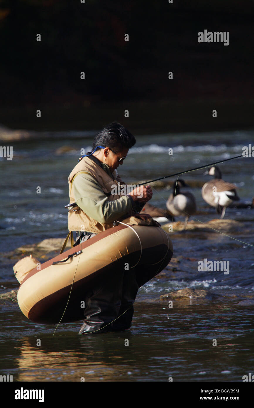 FLY FISHERMAN PESCA dal tubo galleggiante sul fiume Chattahoochee GEORGIA ORVIS VEST RAYBAN OCCHIALI DA SOLE nessun modello di rilascio Foto Stock