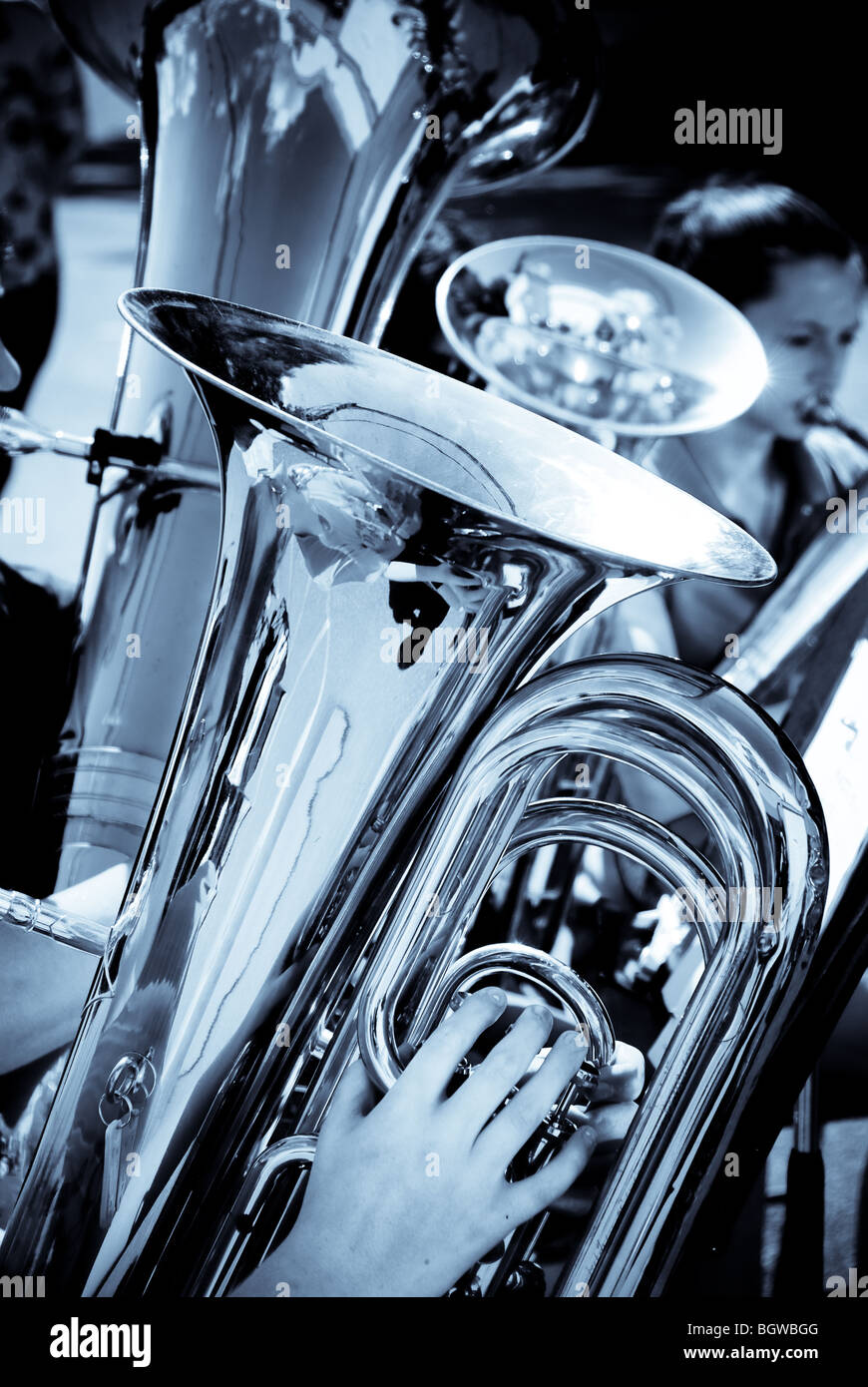 Tube e euphoniums, ottone inferiore degli strumenti musicali, giocato da un gruppo di musicisti. Foto Stock