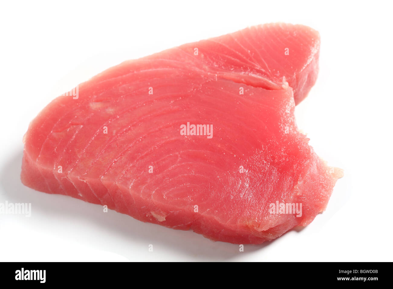 Tonno rosso (blu ahi tonno) di bistecca su bianco. Questo è considerato il più bello e il tonno è il tipo utilizzato nel sushi. Foto Stock