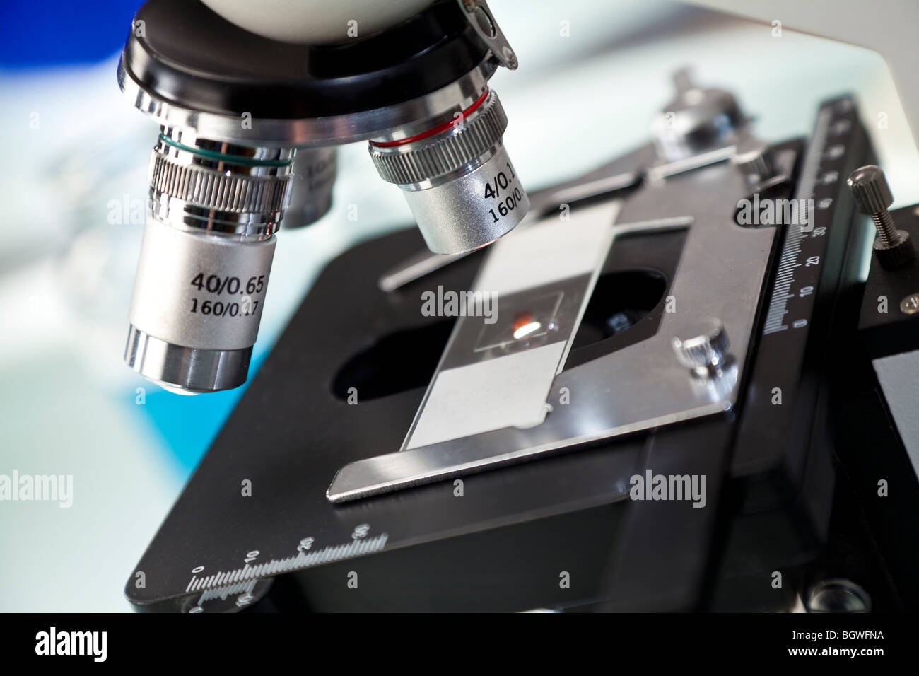 Close up macro fotografia di microscopio con slitta in una ricerca scientifica di laboratorio. Foto Stock