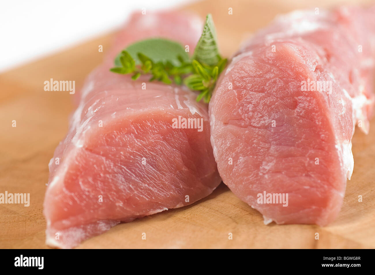 Carne di maiale cruda sulla tavola di legno Foto Stock