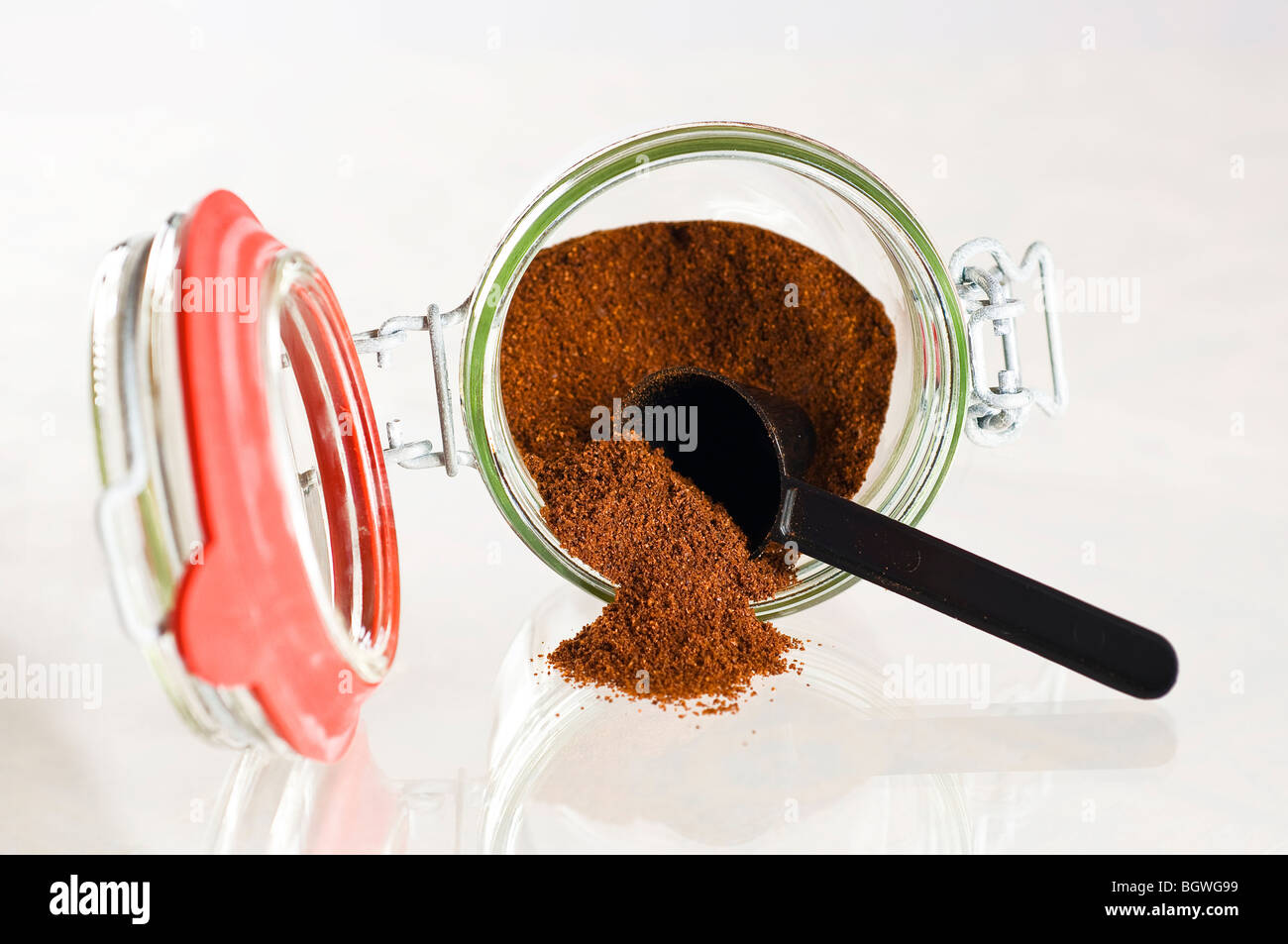 Vaso di storage con caffè su uno sfondo luminoso Foto Stock