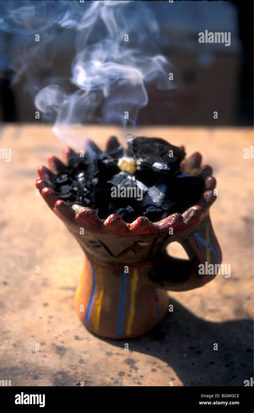 Bruciatore di incenso con fumatori incenso in Dhofar provincia di Oman Foto Stock