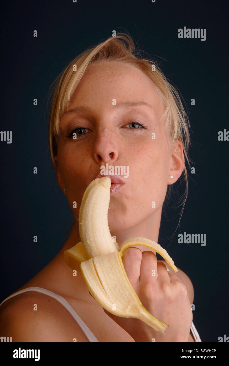 Giovane donna con banana Foto Stock