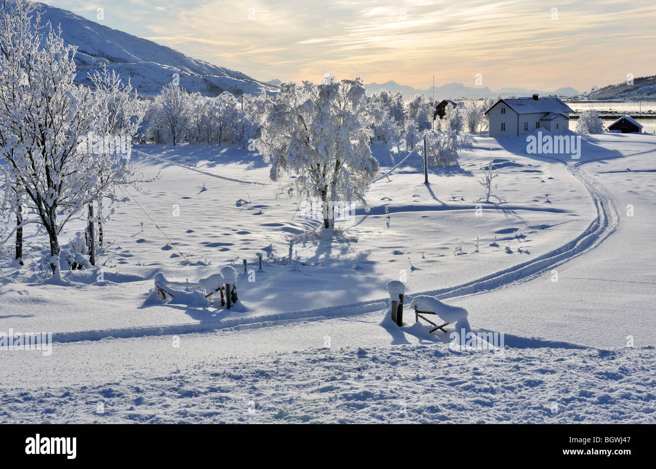 Scena invernale con una casa bianca nel Nordland, a nord della Norvegia a nord del circolo polare artico. Foto Stock