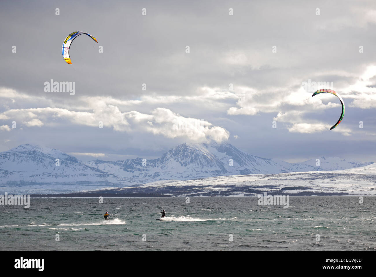 Due kiters incontro in mare mosso. Foto Stock