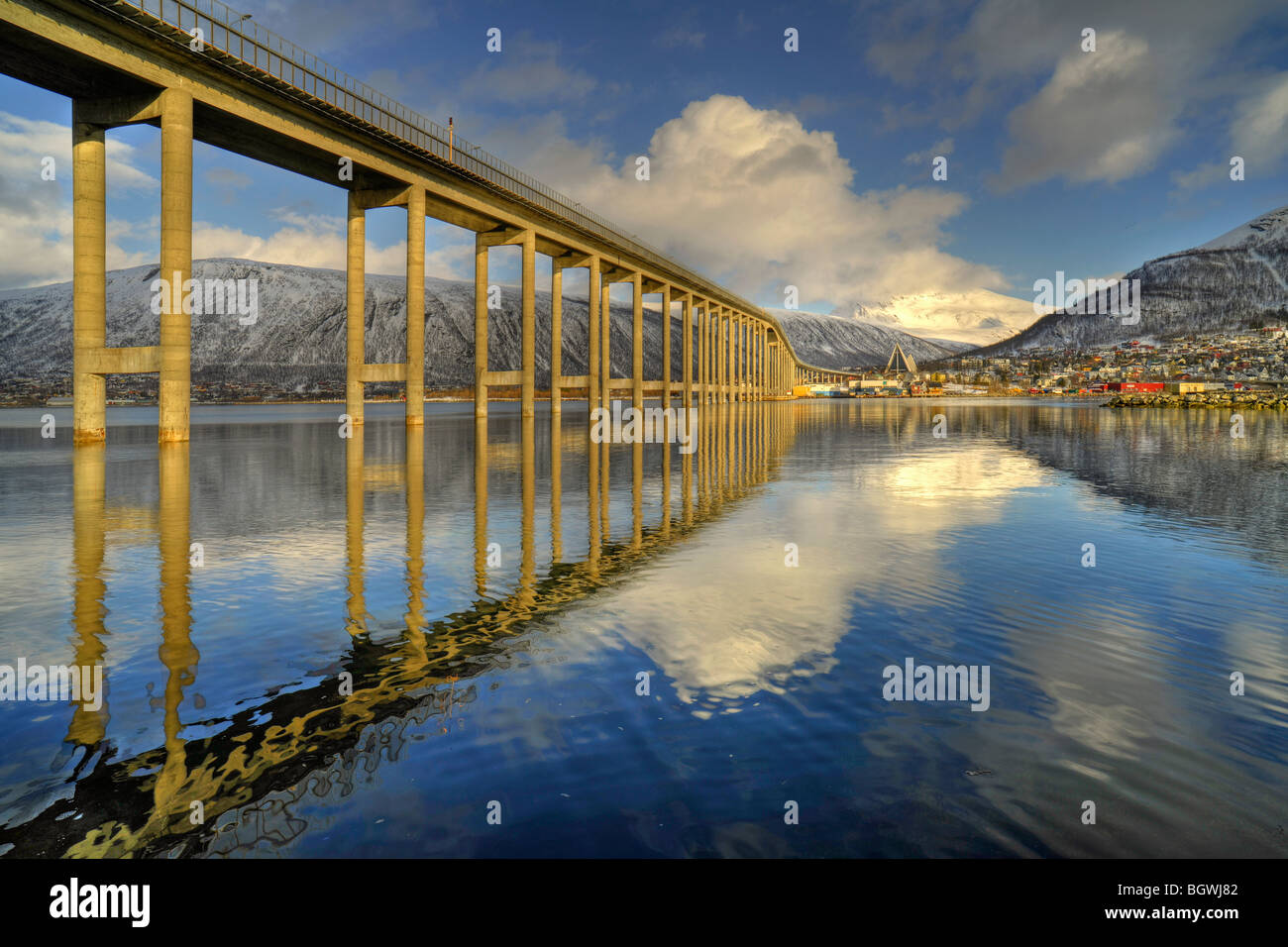 Il ponte Tromsobrua da Tromso isola a Tromsdalen. La Cattedrale Artica in background. Foto Stock