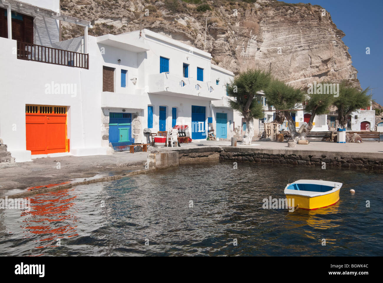 Syrmata - dipinto luminosamente case di pescatori sull isola di Milos, Grecia Foto Stock