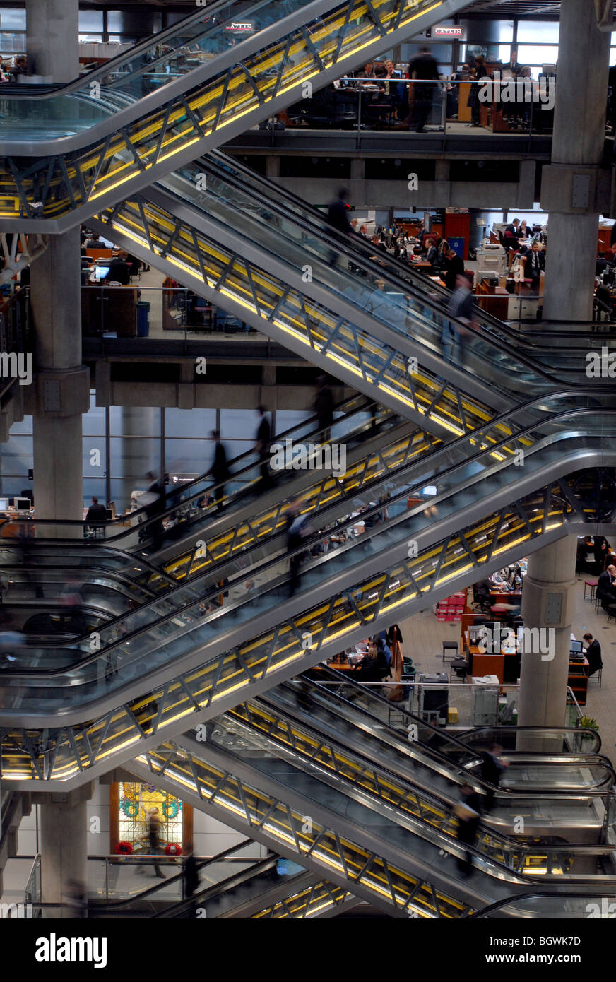 LLoyds of London interno,mostrando escalator e Lutine Bell Foto Stock