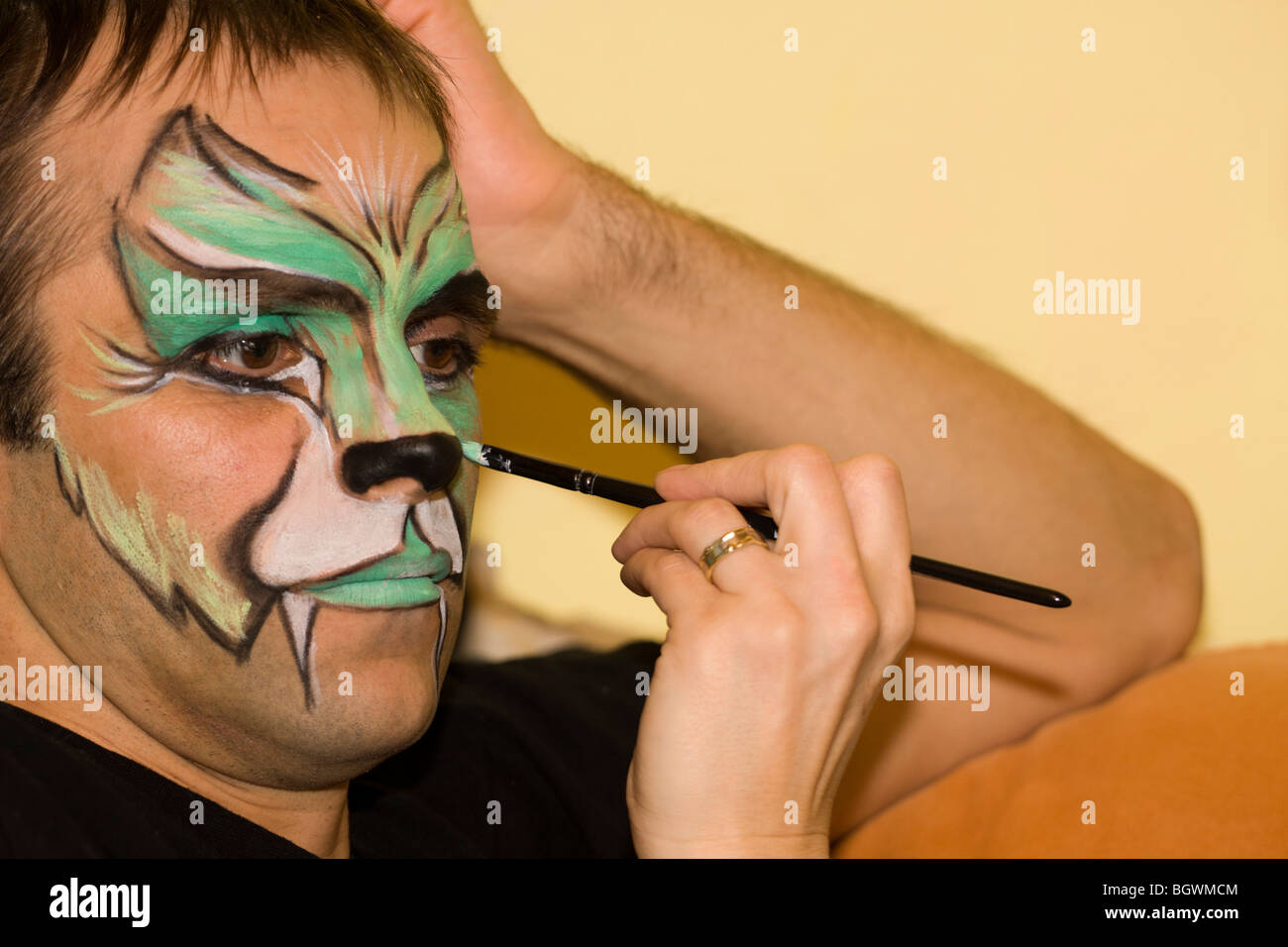 Trucco artisti pittura sul viso dell'uomo. Foto Stock