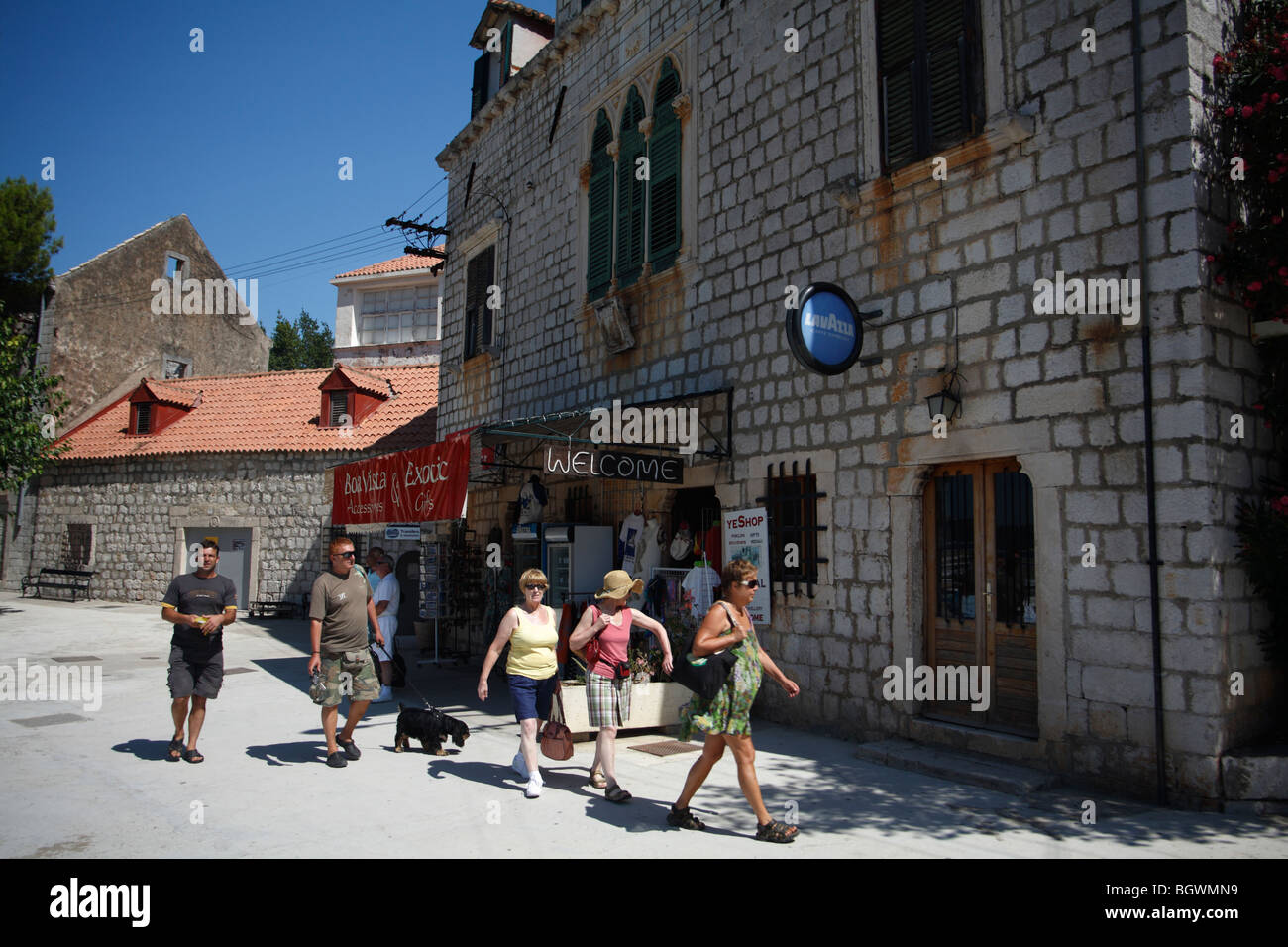 I turisti a piedi nel villaggio di negozi in passato isola di Lopud Croazia vicino a Dubrovnik Foto Stock