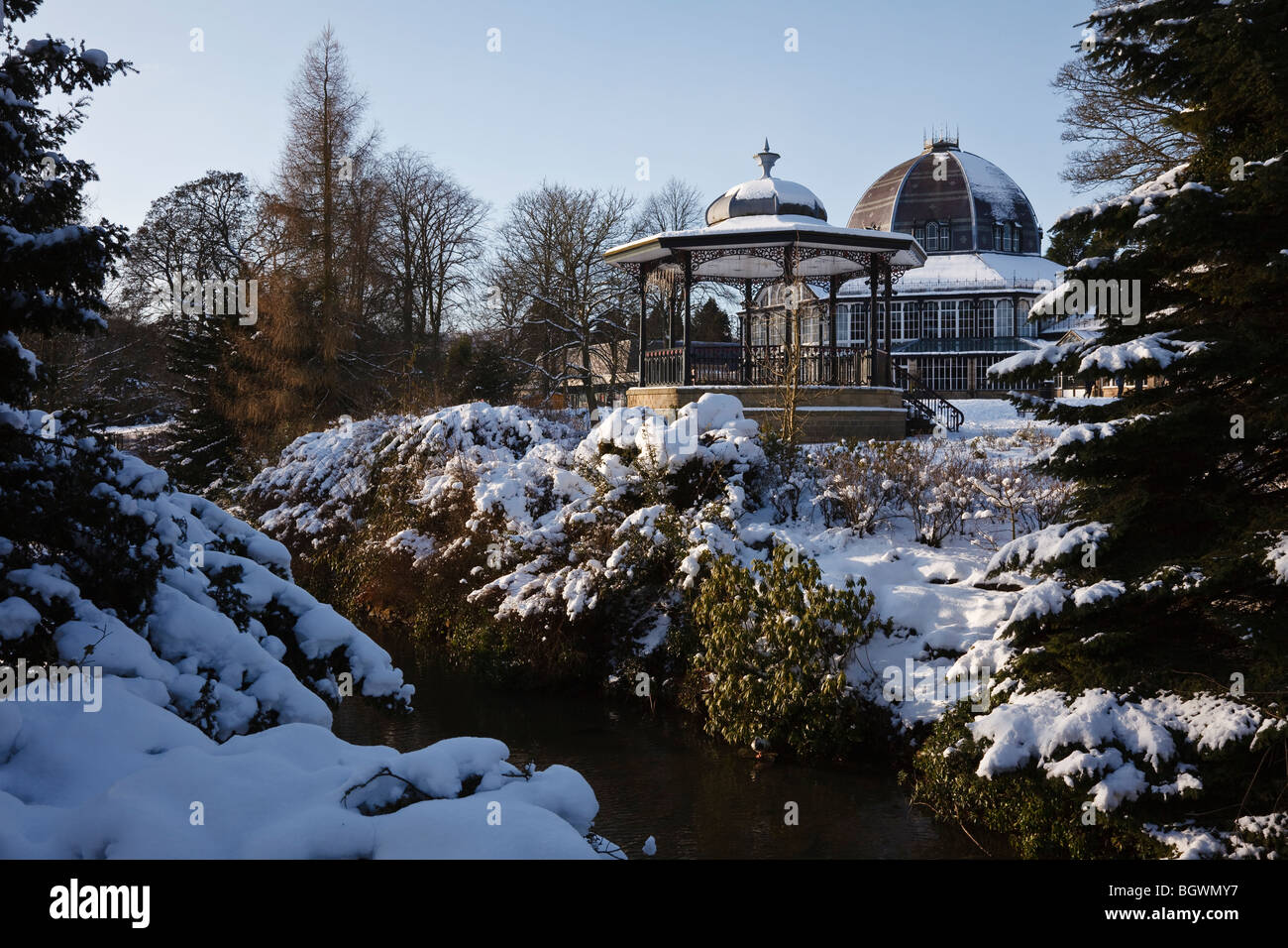 Buxton Pavilion Gardens nella neve, Derbyshire Foto Stock