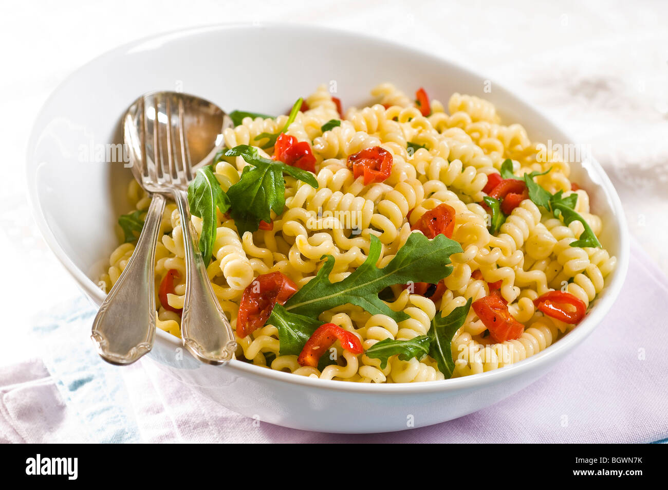 Insalata di pasta con insalata di rucola e pomodori Foto Stock