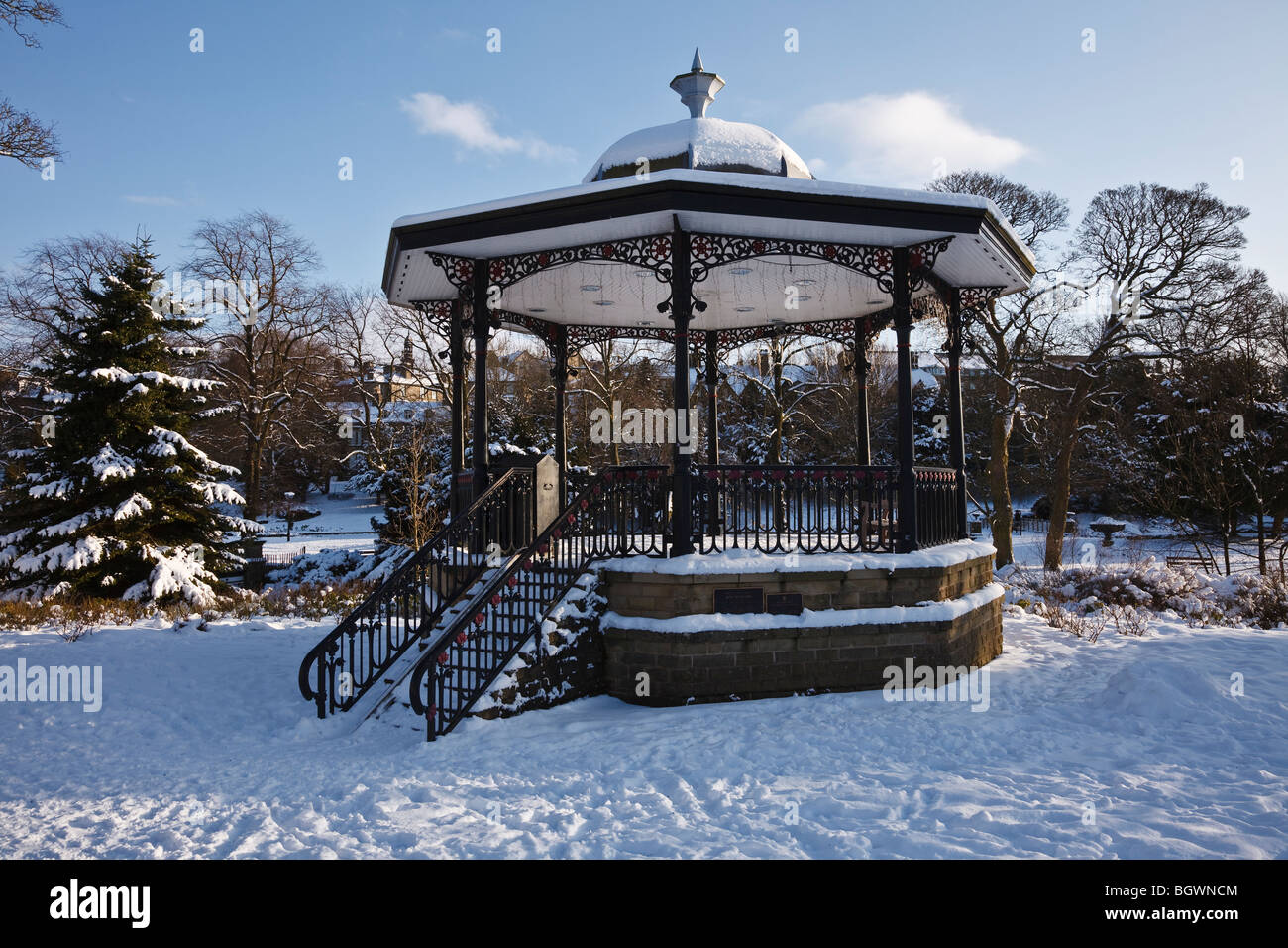 Bandstand nella neve, Pavilion Gardens Buxton, Derbyshire, Inghilterra Foto Stock