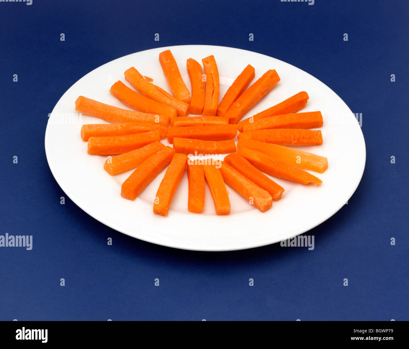 Una piastra di bastoncini di carote Foto Stock