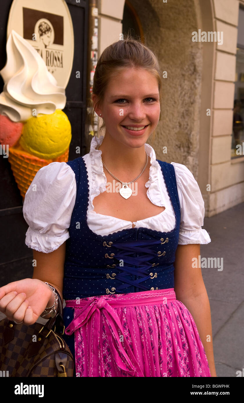 Traditional austrian costume immagini e fotografie stock ad alta  risoluzione - Alamy