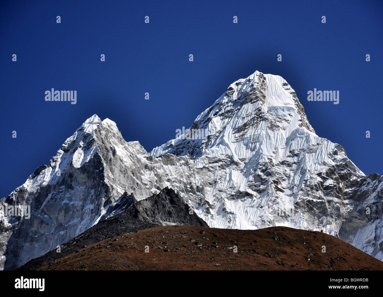 Pumori, Himalaya, Snow capped picco nel bel sole Foto Stock