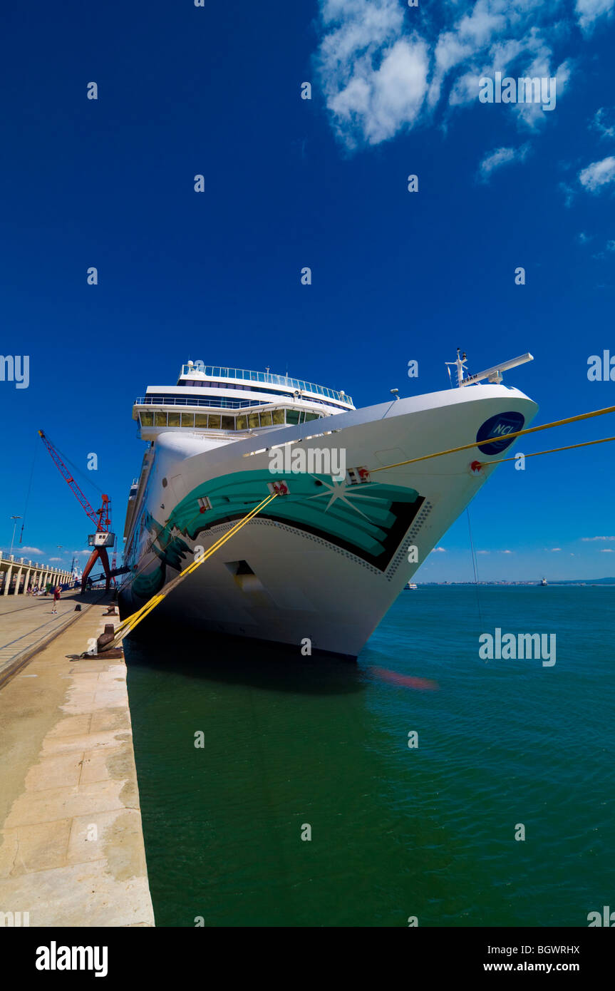 NCL della 'Jade norvegese' nel porto di Lisbona, Portogallo. Foto Stock