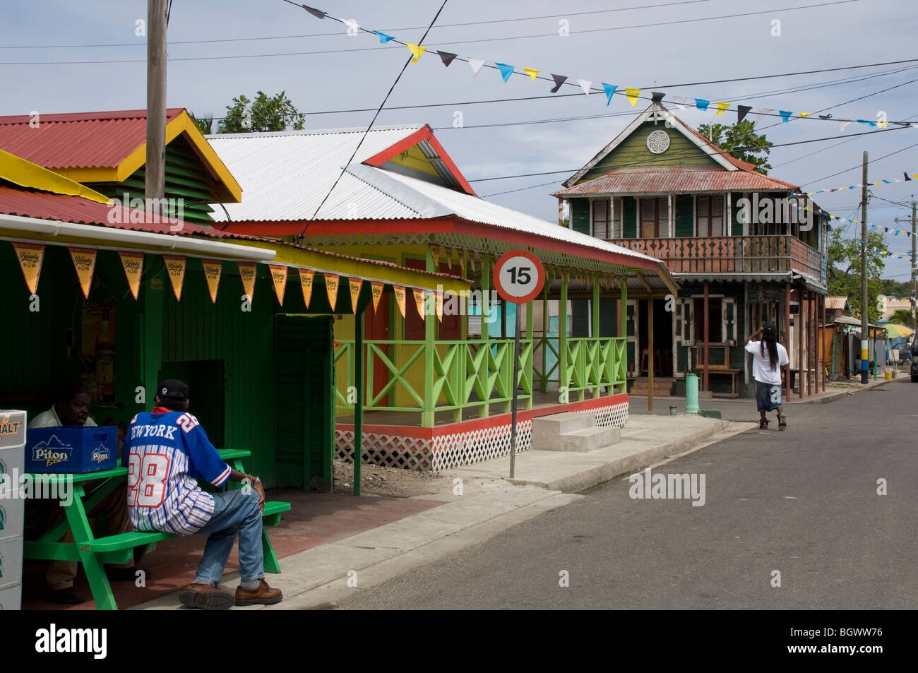 Tipico Ovest colorata architettura indiana nella città di Gros Islet, St Lucia, le isole Windward, Caraibi Foto Stock
