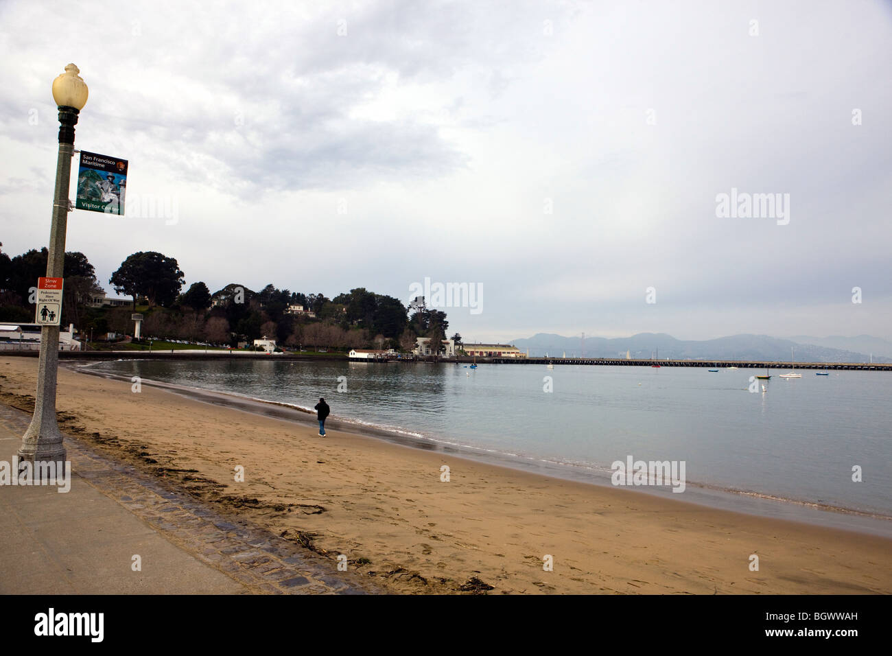 Spiaggia in sabbia e il litorale lungo il San Francisco Maritime National Historical Park, San Francisco, California Foto Stock