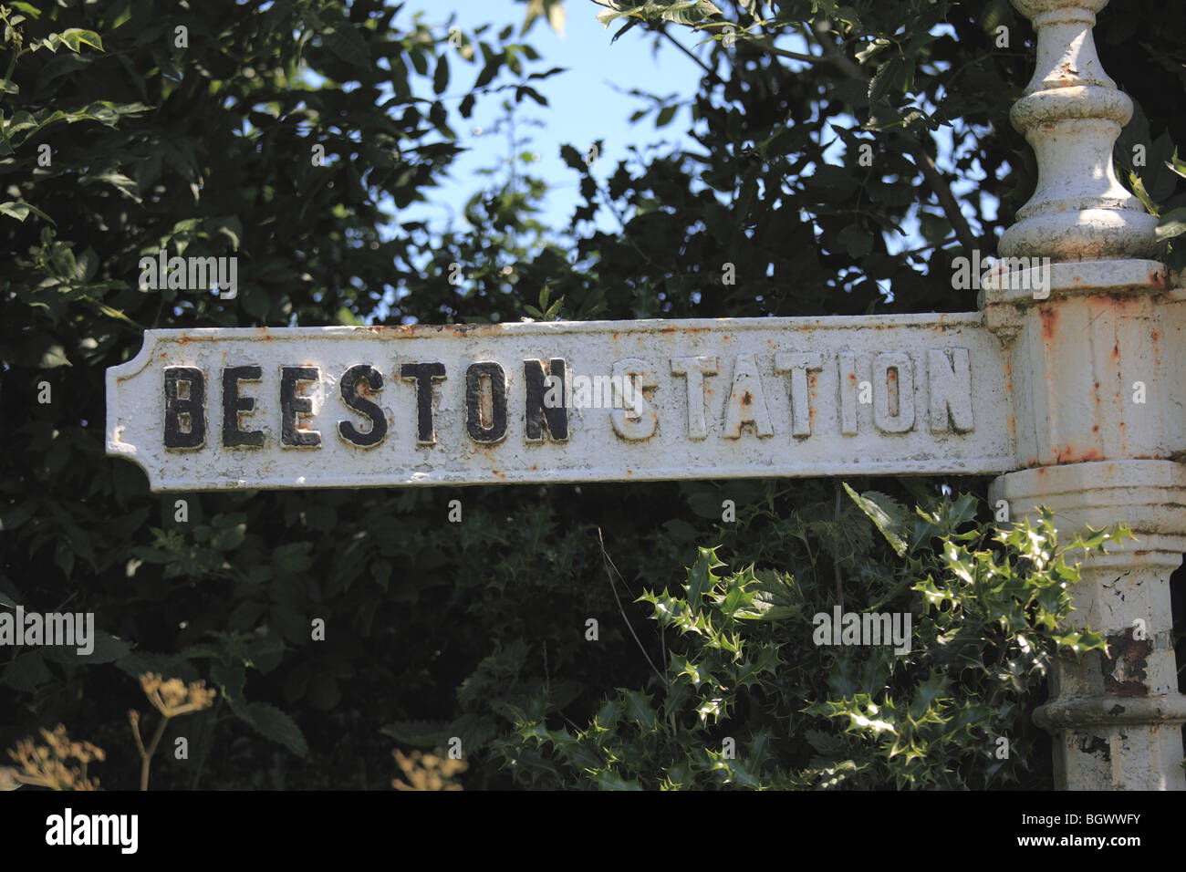 Il vecchio segno alla stazione di Beeston, Cheshire che era chiuso come risultato del Dr tagli Beeching nel 1966 Foto Stock