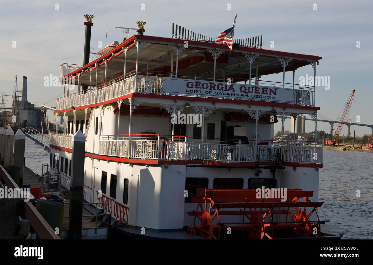 La Georgia Queen riverboat è ancorato lungo il Fiume Savannah a Savannah, Georgia, Stati Uniti d'America. Foto Stock