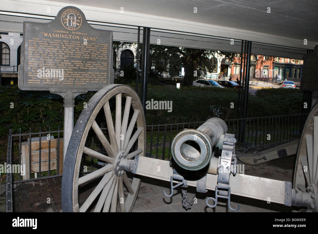 Artiglieria cannone nella parte anteriore di un marcatore di storici che legge l'artiglieria Chatham 'Washington Guns', Savannah, Georgia, Stati Uniti d'America. Foto Stock