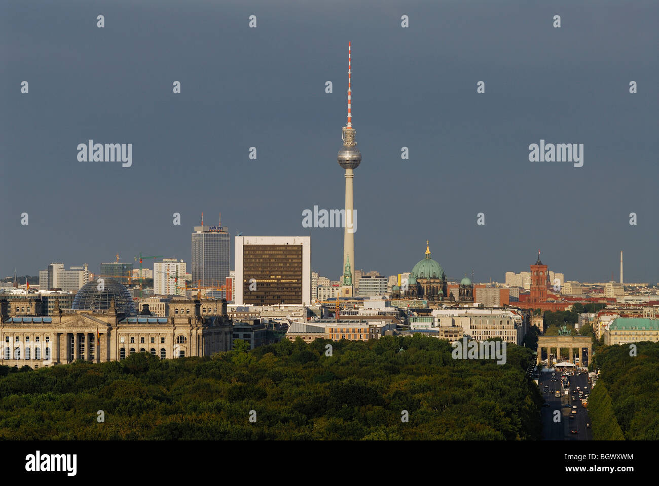 Berlino. Germania. Vista sul Tiergarten verso la Porta di Brandeburgo e Mitte. Foto Stock