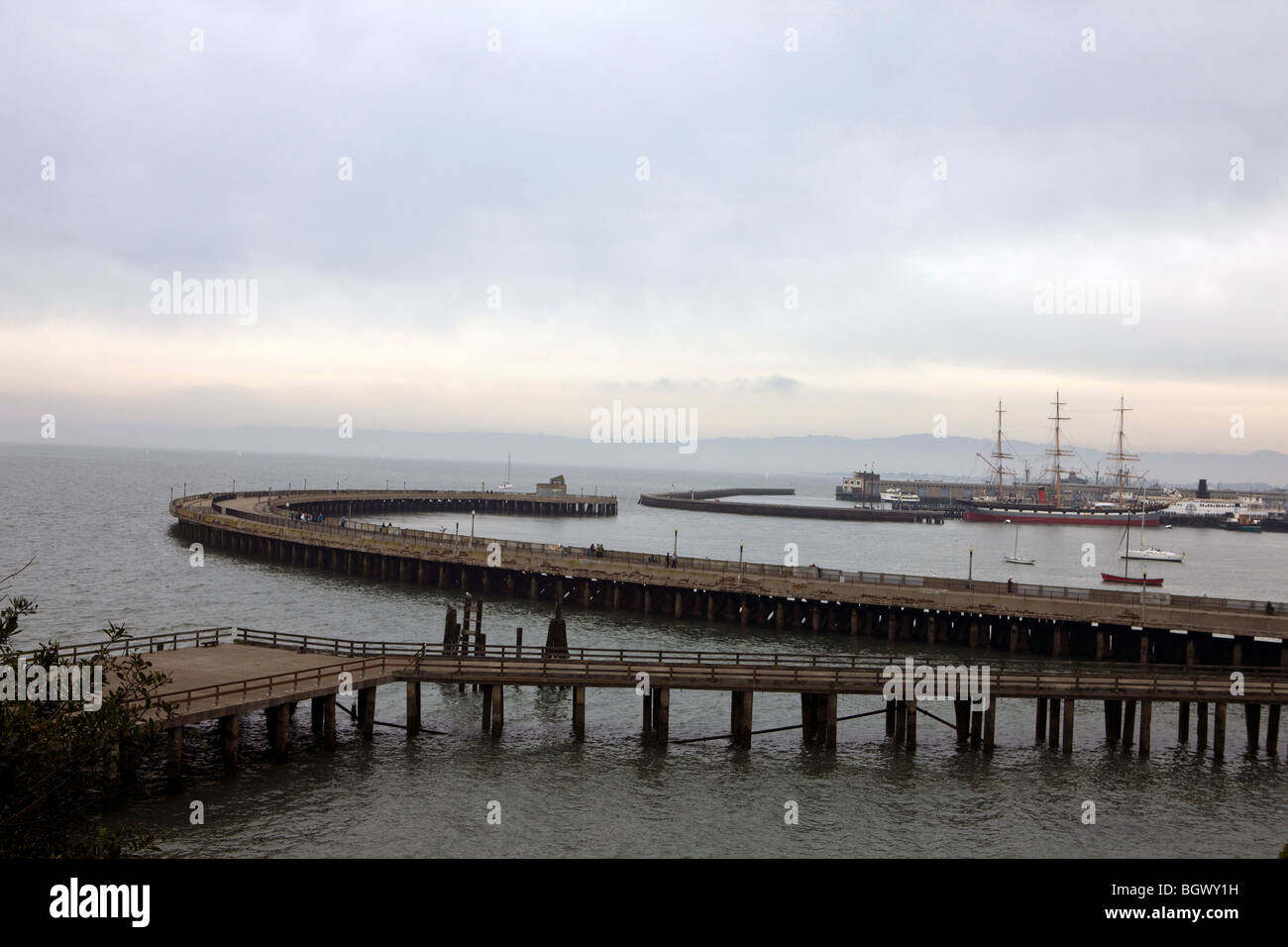 Piers tratto intorno l'acqua della baia di San Francisco, San Francisco Maritime National Historical Park, San Francisco Foto Stock