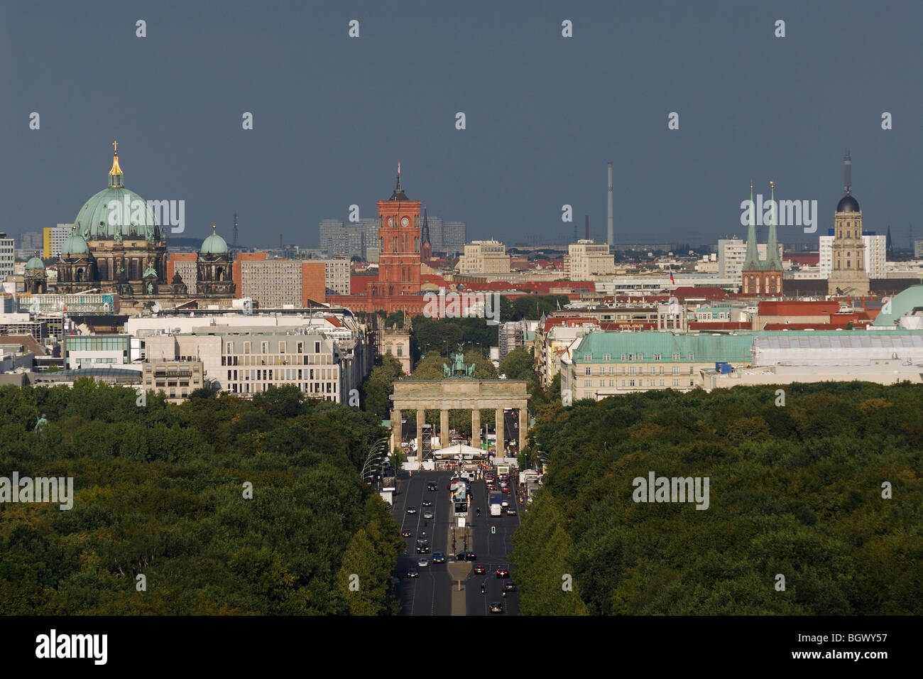 Berlino. Germania. Vista sul Tiergarten e Strasse des 17 Juni verso la Porta di Brandeburgo e Mitte. Foto Stock