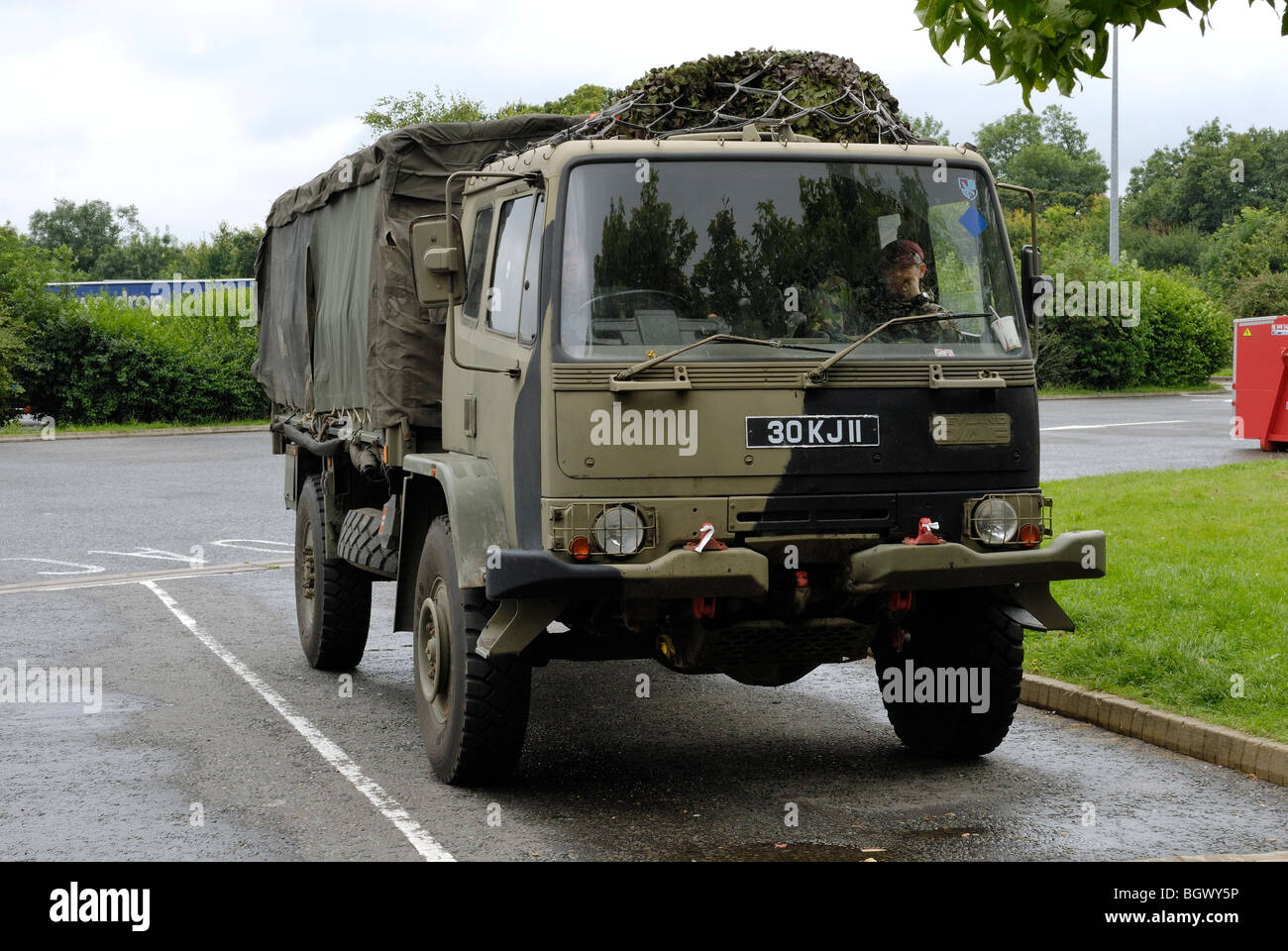 British army truck in autostrada area di servizio Foto Stock