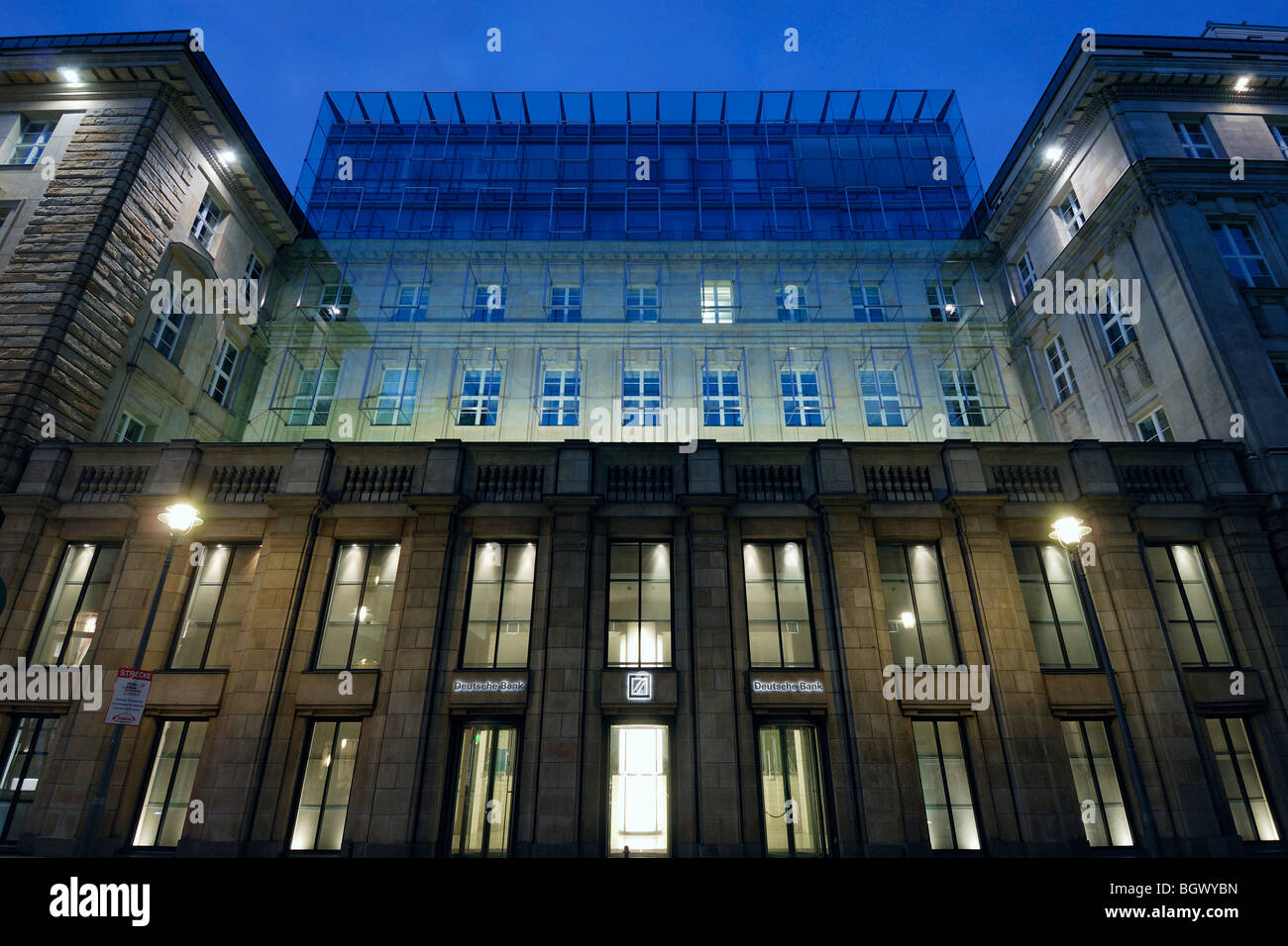 Berlino. Germania. Facciata della Deutsche Bank building su Charlottenstraße. Foto Stock