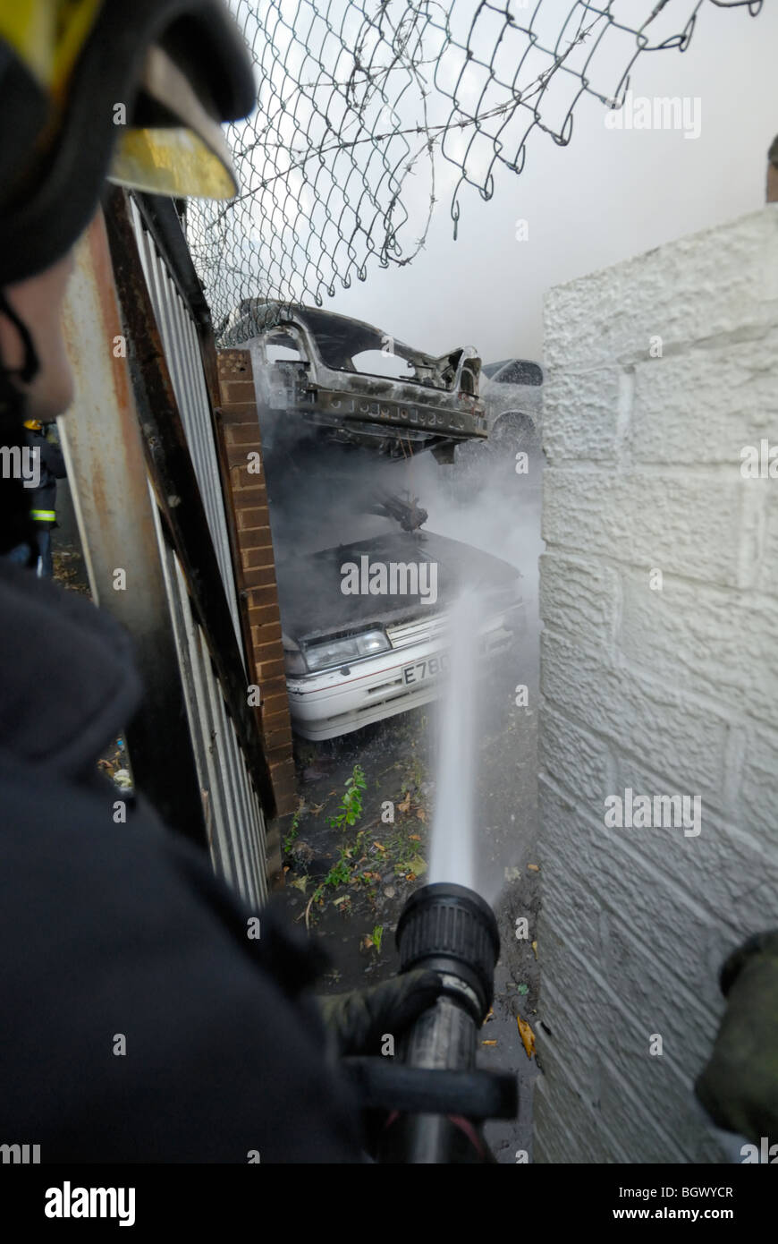 Vigili del fuoco utilizza un flessibile a scrapyard fuoco auto modello completamente rilasciato Foto Stock