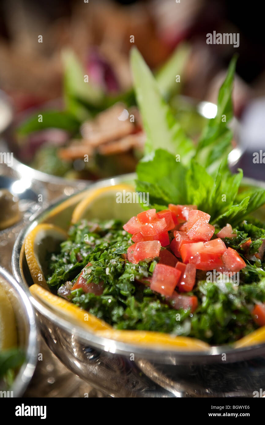 Tabulé arabo abūlah tabouleh o tabouli) è un levantino insalata araba tradizionalmente fatta di bulgur di grano pomodori menta prezzemolo Foto Stock