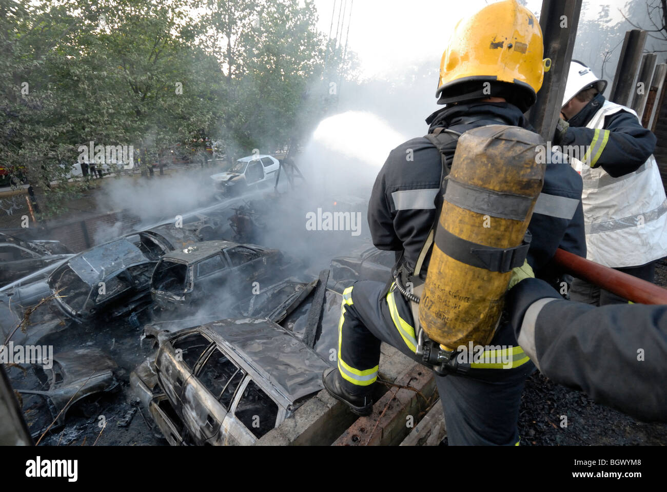 I vigili del fuoco utilizza un flessibile a scrapyard macchina fuoco Foto Stock
