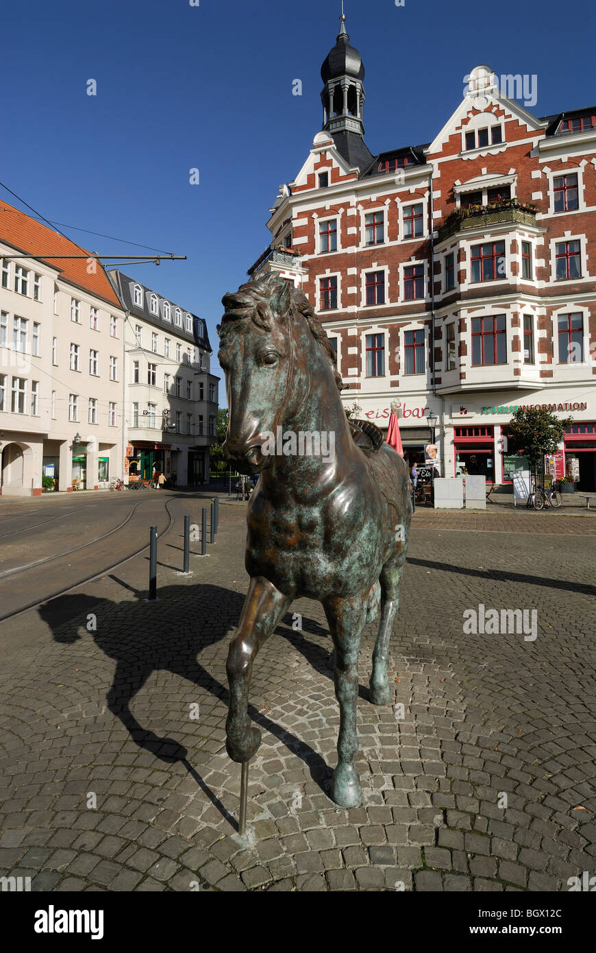Berlino. Germania. Scultura equestre "cavallo" sulla Schlossplatz, Kopenick da Alessandro La Rocca 2007. Foto Stock