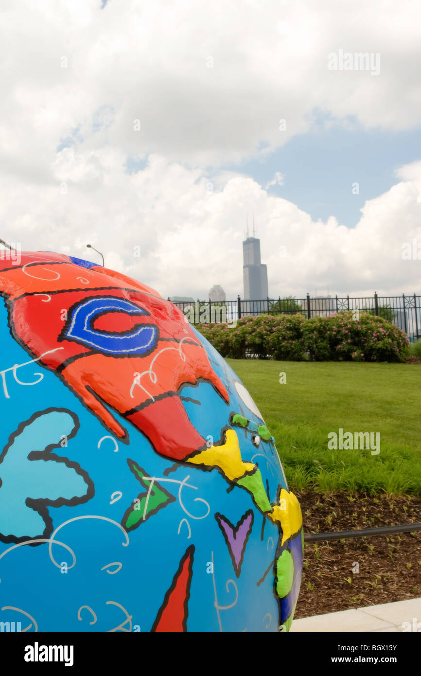 Lo skyline di Chicago presenta la Willis Tower, formalmente conosciuta come la Sears Tower con un globo mondiale in primo piano con il logo dei cubetti di Chicago in evidenza negli Stati Uniti. Foto Stock