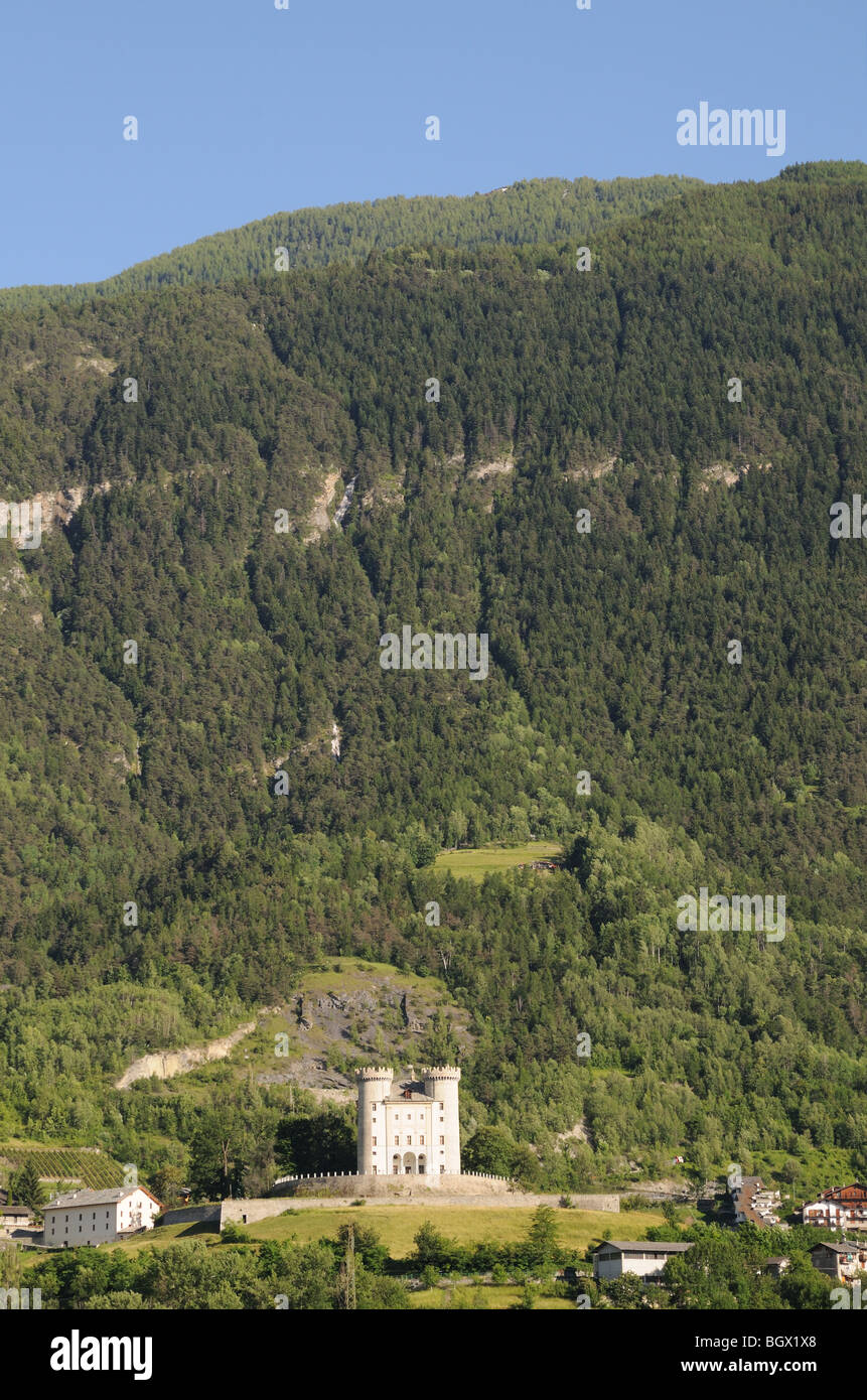 Castello di Aymavilles Valle d'Aosta Italia con montagne alpine in background CASTELLO VALLE D AOSTA VALLE D'AOSTA 0P Foto Stock