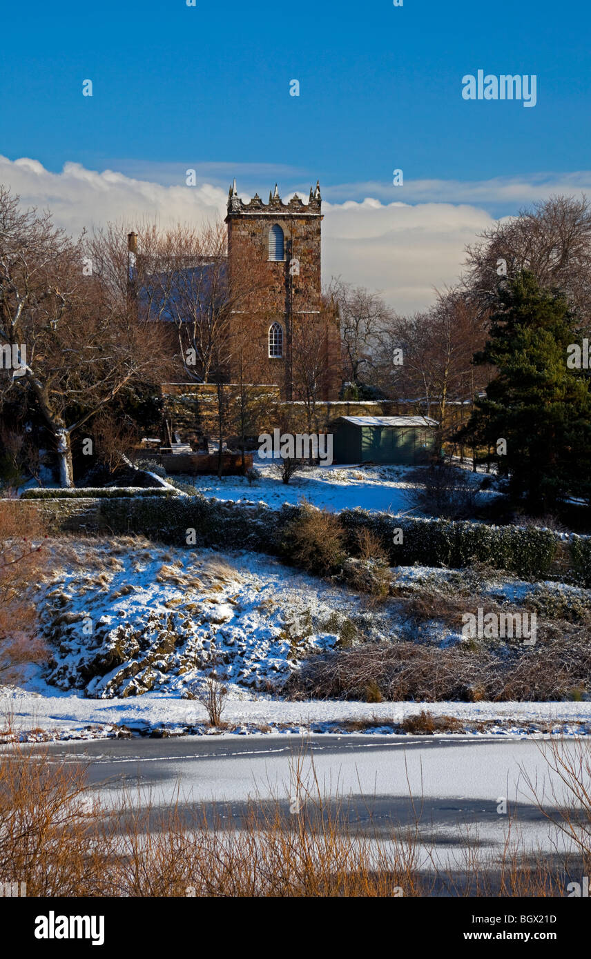 Congelati negli Duddingston Loch con Kirk in background scozzese di Edimburgo Regno Unito Europa Foto Stock